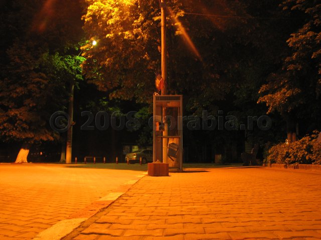 Cabină telefonică lîngă Primăria Corabia (noaptea)
