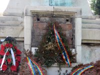 Placă spartă - Monumentul Eroilor Corabia